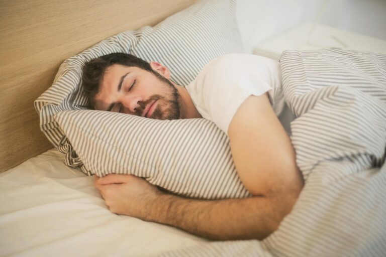 Ein Mann schläft im Bett