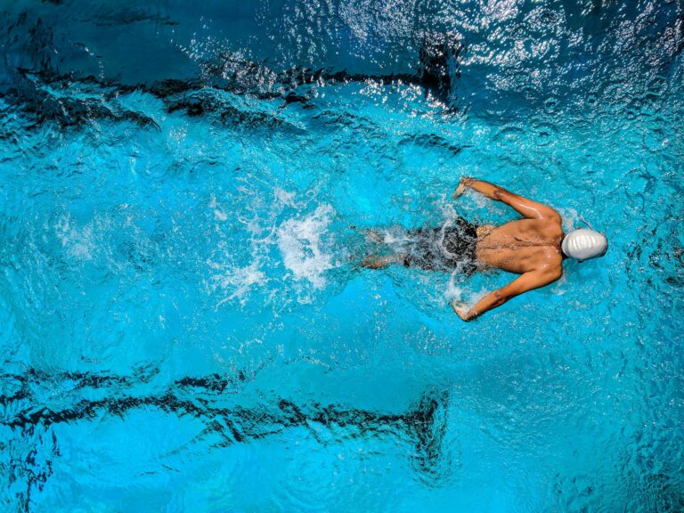 Mann schwimmt in einem Pool