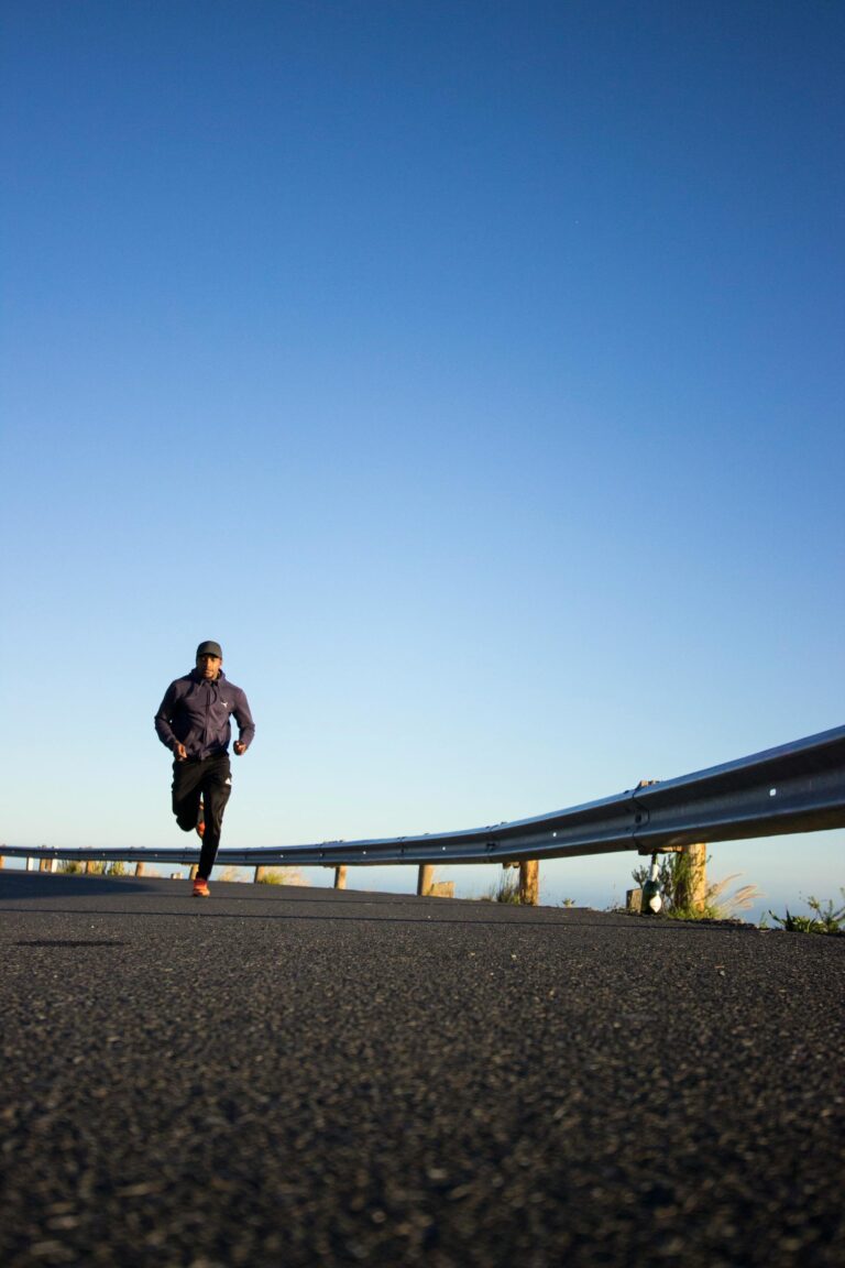 Ein Mann joggt eine Straße entlang